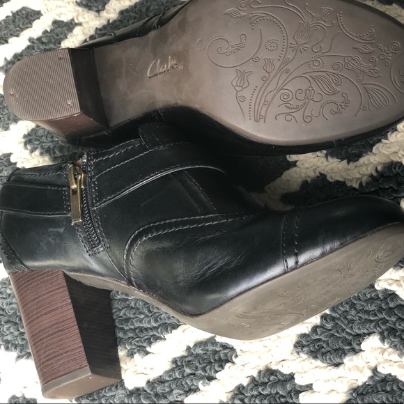 CLARKS Indigo Leather Ankle Bootie sz 7 -like NEW - Picture 4 of 5